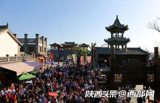 清明假期白鹿仓景区人气火爆,迎来客流新高峰。
