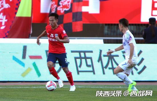 陜西長安競技球員楊賀傳球