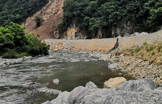 高渡河山体滑坡。