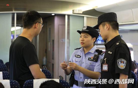 乘警郭婕敏接到上级指令在对车票与座位号不符的旅客进行检查