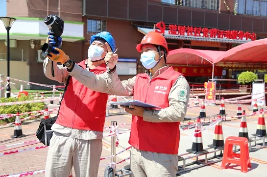 福建厦门供电公司共产党员服务队队员辛宇、盛泽龙为为疫情防控重要场所检查用电安全情况