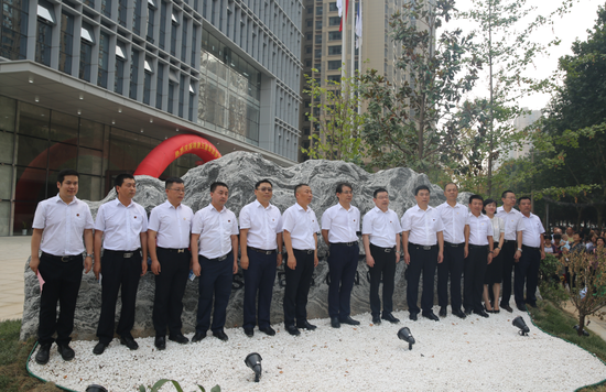 领导班子为陕建五建集团"根基之石"揭牌