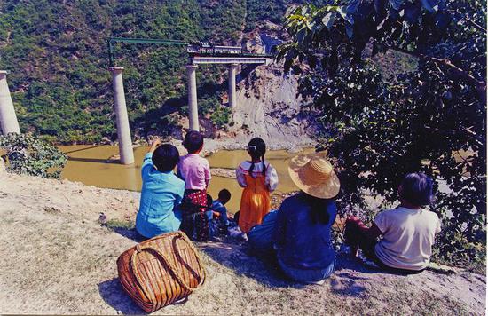 1999年,西康铁路修到旬阳县小河镇。 吴定国摄