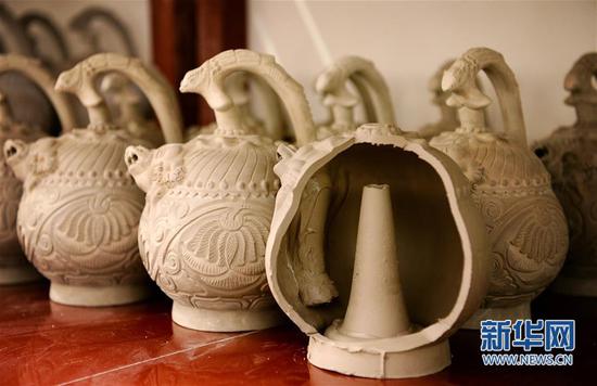 耀州窑青釉剔花倒装壶内部构造展示（7月10日摄）。