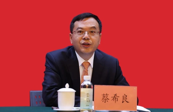 集团党委副书记、总裁蔡希良作经营管理报告