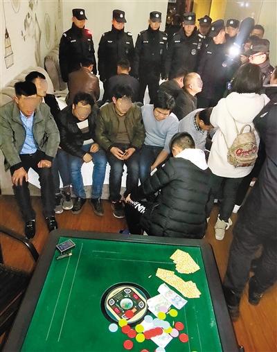 涉嫌賭博的11人被民警帶走調(diào)查