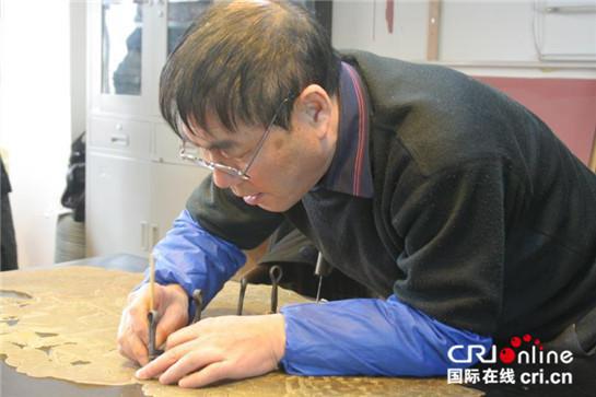 中国工艺美术大师汪天稳 (供图 汪氏皮影工作室)
