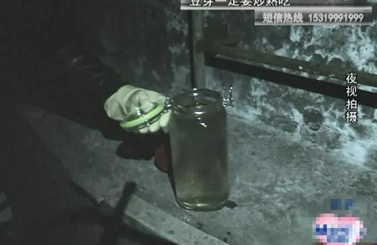 (記者亢凱深入工廠內(nèi)排污管道提取水樣)