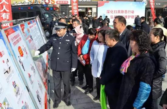 宣传展板展示浐灞“扫黑除恶”专项斗争
