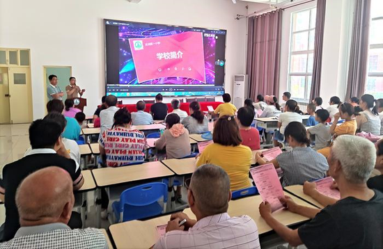 播放学校宣传视频,让家长全面了解学校现状及未来发展前景