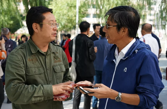 本片制片人张璟与白君琪老师(右)亲切交谈