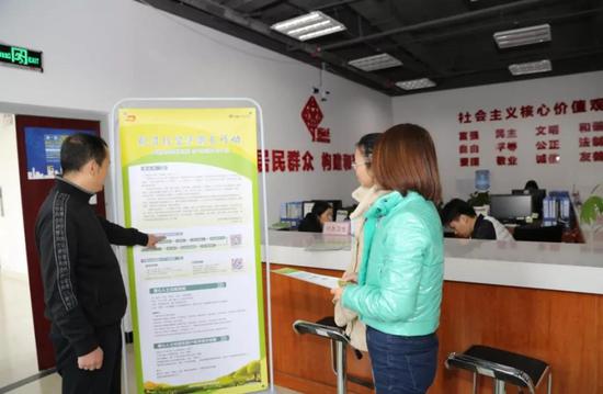 向市民讲解宣传讲解社会扶贫APP