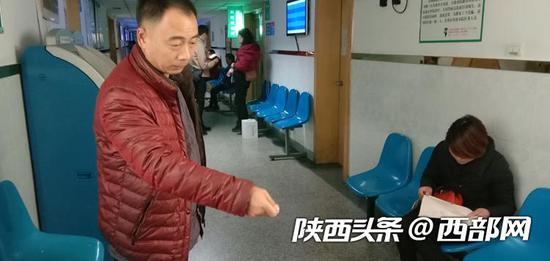 12月1日，張師傅現(xiàn)場講述其被車輛碰撞的事情。