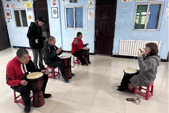 韩轩正在拍摄孩子们的课堂