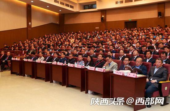 西安财经大学举行“创建特色鲜明的高水平财经大学推进会”暨揭牌仪式。