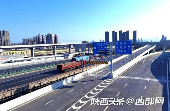 西安北三环太华路主线等4条城市快速路建成通车。