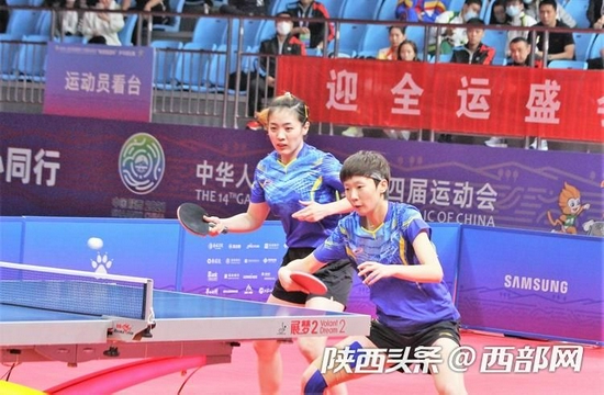 黑龙江队王曼昱/车晓曦夺得十四运会乒乓球女双冠军。