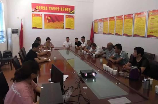❐ 吕小寨社区党支部开展庆祝建党98周年学习观影活动。