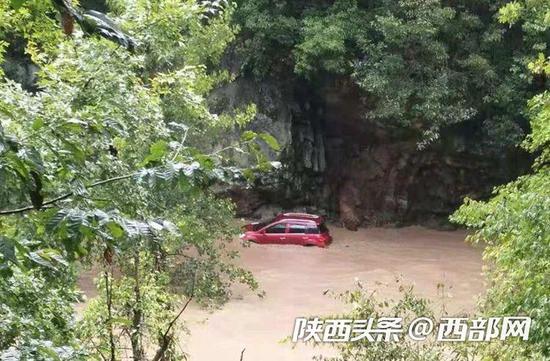 小轎車被困住
