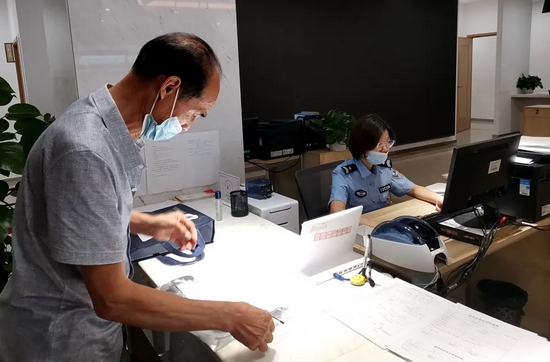 窗口工作人员延长办公时间,为群众办理相关的业务