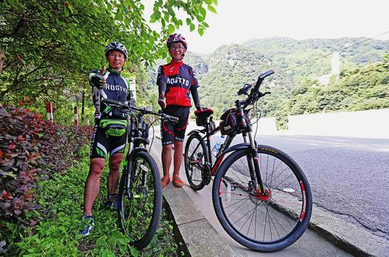 程伟和儿子程逸飞5天骑了近400公里本报记者陈飞波摄