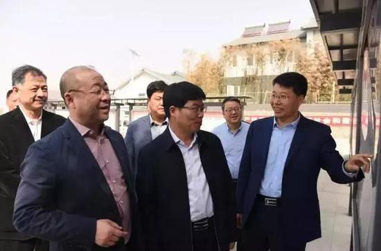 在村党建文化广场,察看了“乡风民宿”“崇德尚贤”“文化展示”等版块内容,听取相关人员的工作汇报。