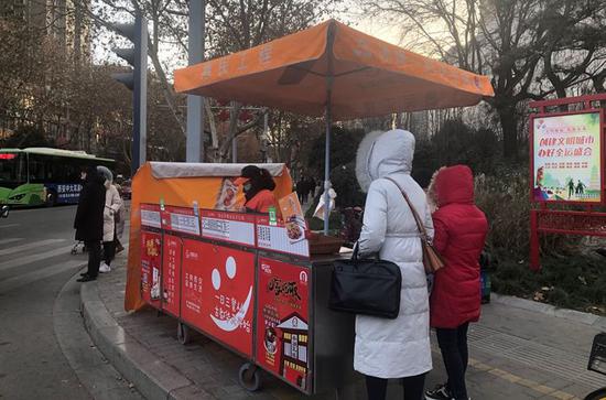 西安市内一放心早餐网点负责人表示,他们用的塑料袋跟之前的一样。