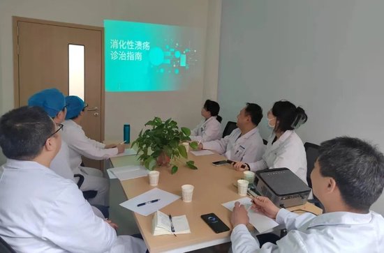 张排旗授课中
