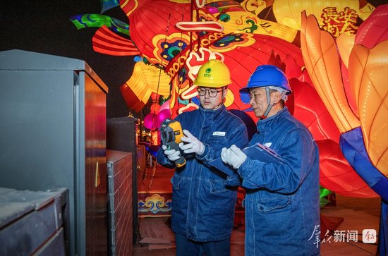 2月21日，国网陕西电力西安供电公司工作人员在西安城墙灯会进行电力保障工作。