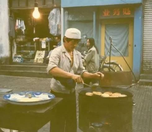 城郊汽車站賣烤紅薯的攤販