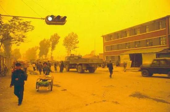 外墻顏色淡黃色的建筑，