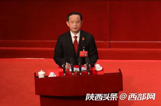 陕西省高级人民法院院长李智作省高级人民法院工作报告。