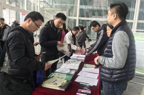 | 现场向市民朋?#38597;?#21457;宣传手册 |