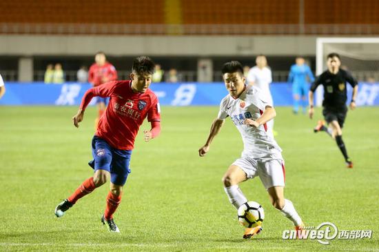 陜西大秦之水隊0比1惜敗上海上港隊，陜西球員展現(xiàn)出極高的斗志。