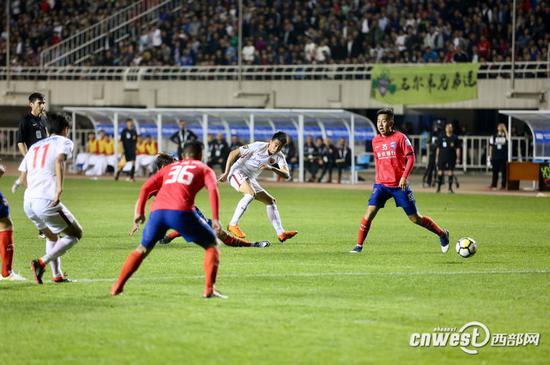 陜西大秦之水隊0比1惜敗上海上港隊，陜西球員展現(xiàn)出極高的斗志。