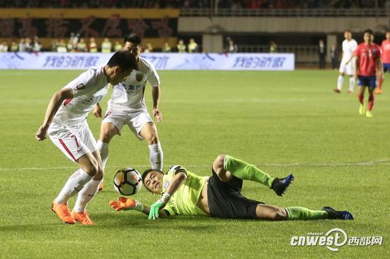 陜西大秦之水隊0比1惜敗上海上港隊，陜西球員展現(xiàn)出極高的斗志。
