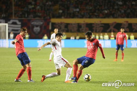 陜西大秦之水隊0比1惜敗上海上港隊，陜西球員展現(xiàn)出極高的斗志。