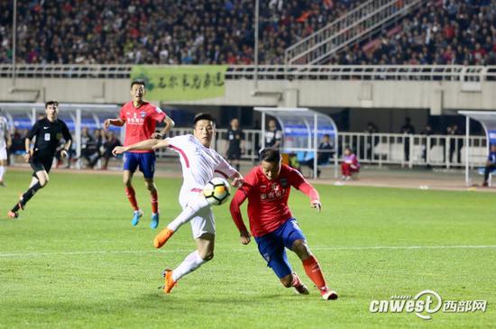 陜西大秦之水隊0比1惜敗上海上港隊，陜西球員展現(xiàn)出極高的斗志。