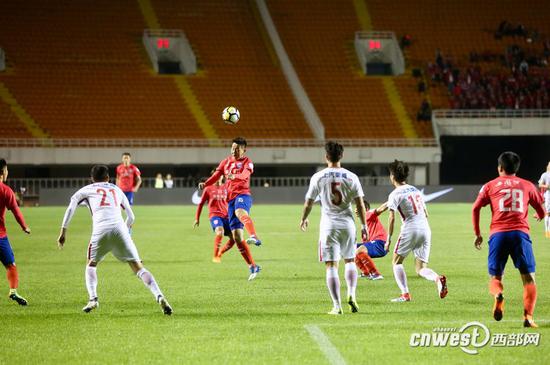 陜西大秦之水隊0比1惜敗上海上港隊，陜西球員展現(xiàn)出極高的斗志。