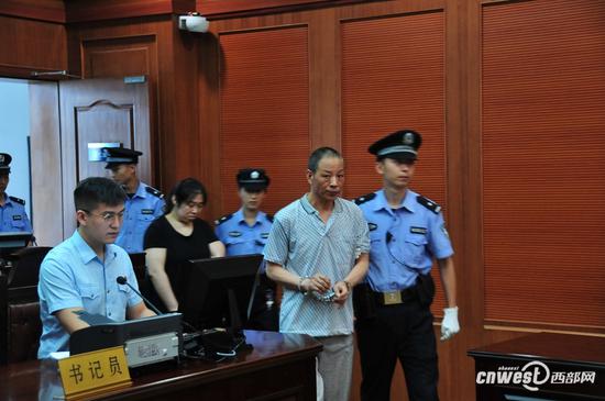 据李某某交代,工业醋酸每吨价格4000元左右,而食用醋酸每吨8000元左右。