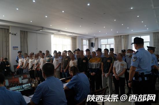 9月3日上午,毛某某等26人犯盗掘古文化遗址、古墓葬罪一案开庭审理。