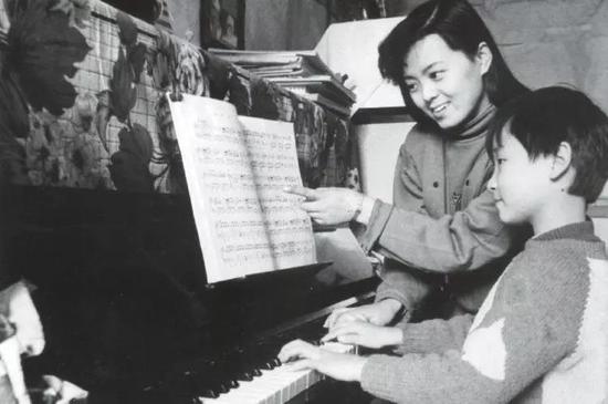 琴声少年。 张富汉摄