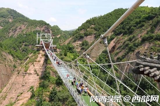 游客九龙山游玩