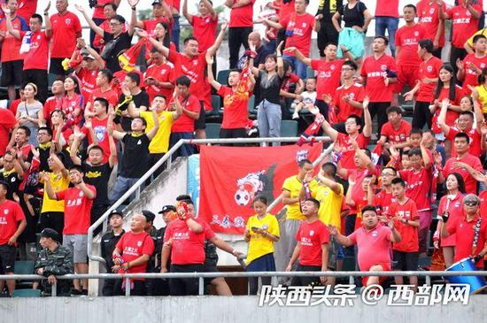 近2000名陜西球迷遠赴四川,為“西北狼”加油助威。 (圖片來源:陜西長安競技俱樂部)