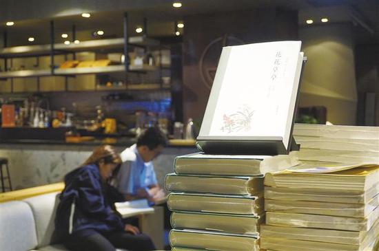 有你、有书的生活是幸福的（拍摄于新华书店曲江书城）。