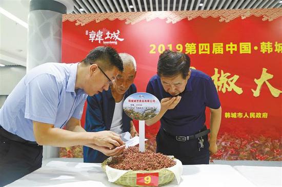 “南强一号”花椒荣获“花椒品质奖”一等奖。记者 卢萌摄