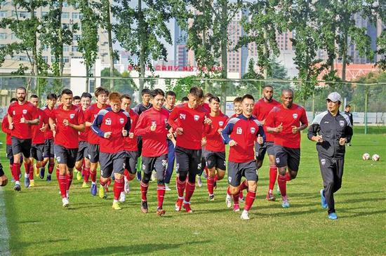 十月十九日，陕西大秦之水队在省体育训练中心训练。