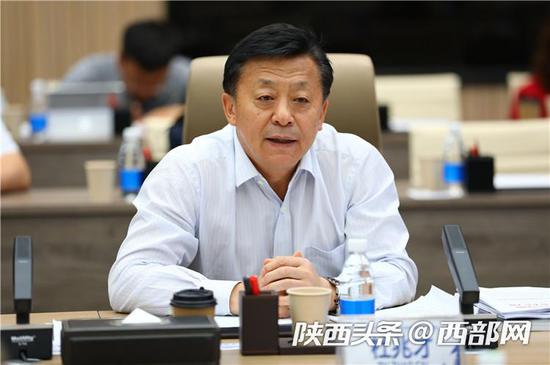 会上,国家体育总局副局长、亚洲杯中国组委会执行主席杜兆才进行发言。