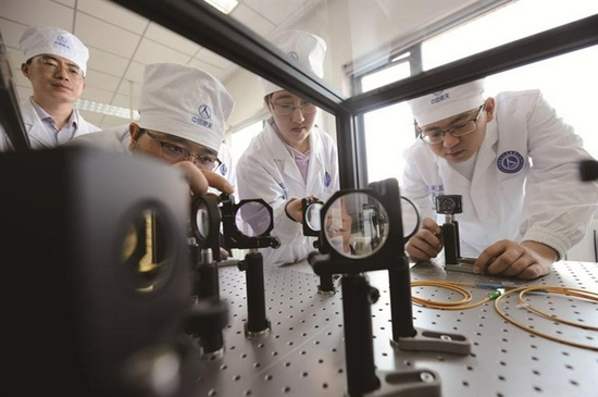 航天五院西安分院研制人员正在进行测试