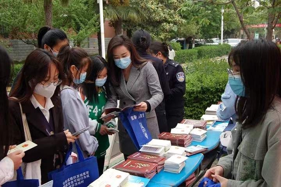 向参观人员详细讲解国家安全知识